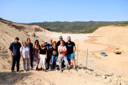 Foto de grupo de los alcaldes y electos que han denunciado desde las obras del vertedero de Riba-roja d'Ebre que los trabajos todavía no han acabado.