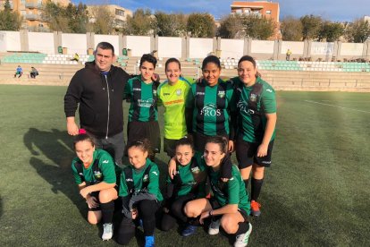 L'entrenador i algunes de les jugadores de l'equip femení del Racing Bonavista.