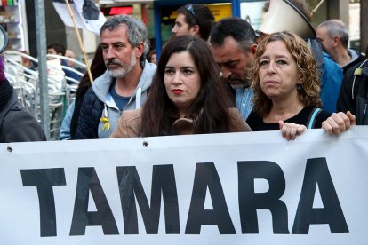 Imatge d'arxiu de Tamara Carrasco i la mare d'Adrià Carrasco a la capçalera d'una manifestació.