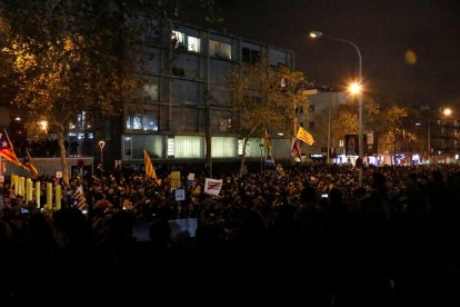 Manifestants convocats pel Tsunami ocupant Travessera de les Corts durant el partit.