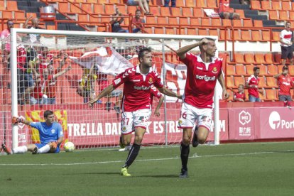 Bruno Perone, a la derecha, celebra el gol anotado contra el Cornellà en la quinta jornada del campeonato, al lado de Pedro Martín.