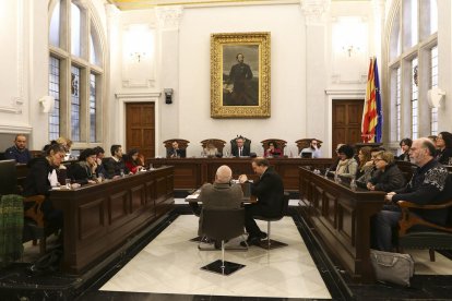 Sessió del ple extraordinari ahir presidit per l'alcalde Carles Pellicer.