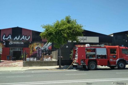 Una dotació dels Bombers davant el restaurant braseria La Nau.