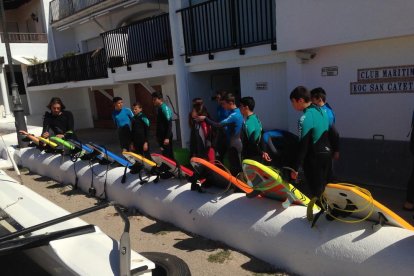 Los alumnos hacen un total de diez sesiones de deportes acuáticos.