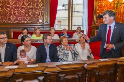 Josep Maria Andreu, al Saló de Plens de l'Ajuntament de Tarragona, acompanyat de la seva família.