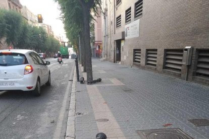 Imagen de los pilones levantados en la Rambla Vella.