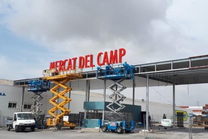 Imagen de las obras de acceso al Mercat del Camp.