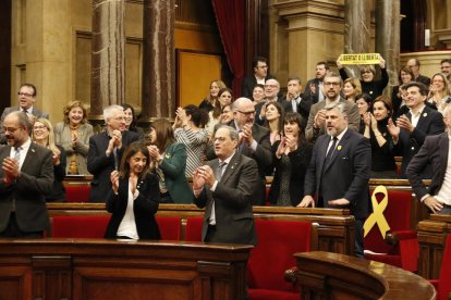 Pla general de la bancada independentista del Parlament aplaudint la decisió del TJUE.