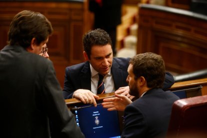 Pla mitjà del secretari general del PP Teodoro García Egea parlant amb Pablo Casado.