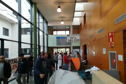 Los trabajadores desmontando las tiendas donde han pasado la noche en el hospital.