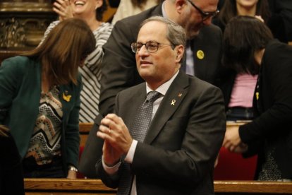 Torra surt a saludar les persones que es manifesten a les portes del Parlament