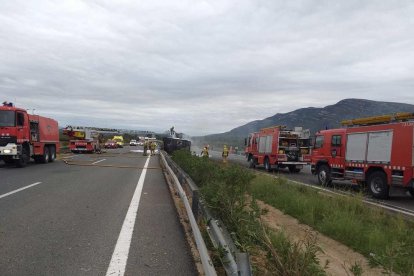 Imatge dels cossos d'emergències treballant en el punt de l'accident.