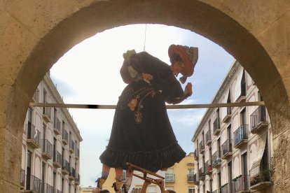 Imagen del acto en el cual se ha serrado la quinta pierna a la Vella Quaresma.