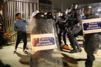 Càrrega dels Mossos d'Esquadra en un dels accessos del Camp Nou durant el clàssic.