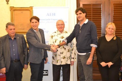 Carles Pellicer amb la jaqueta institucional de l'AEHT.