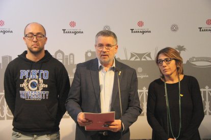 Imatge de l'alcalde de Tarragona, Pau Ricomà, al centre de la imatge, amb el conseller de Patrimoni de TGN, Hermán Pinedo, i de la directora general de Patrimoni Cultural de la Generalitat, Elsa Ibar.