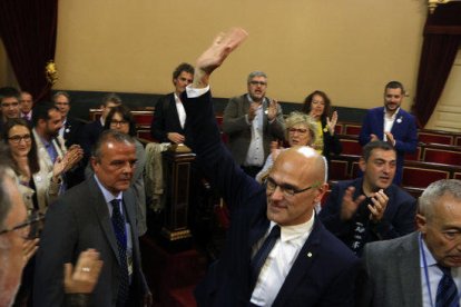 Plano frontal del senador de ERC Raül Romeva que saluda con la mano durante la sesión de constitución de la cámara alta, en Madrid el 21 de mayo.