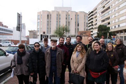 Imatge d'un dels investigats per un tall a l'AP-7 -amb boina- juntament amb les persones concentrades davant la comissaria de la policia espanyola a Tarragona per donar-li suport