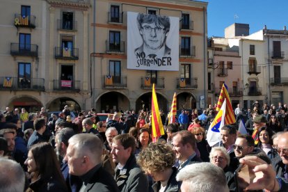 La Plaça de la Vila amb una pancarta de Puigdemont aquest dissabte.