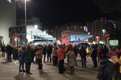 Imatge dels manifestants tallant l'Avinguda Roma