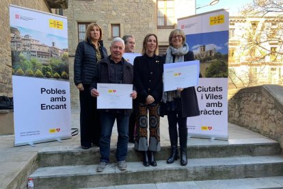 Miembros del ayuntamiento de Prades recibiendo la distinción de 'Pueblos con Encanto'