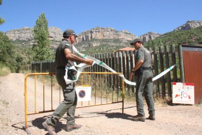 Agents Rurals cerrando uno de los puntos de acceso en el Parc Natural del Montsant, en Escala Dei, con las montañas del Montsant de fondo.