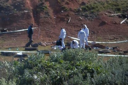 La policia cièntifica al lloc on han trobat el cos de la jove a Ulldecona.