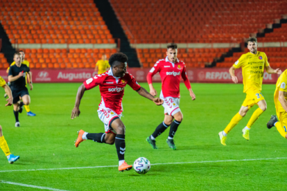 Thomas Amang conduint la pilota just abans de disparar per marcar el seu primer gol de la nit.