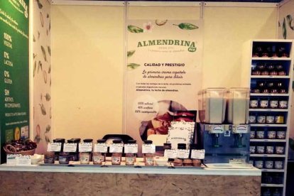 Una parada|puesto con productos de Almendrina en una feria ecológica