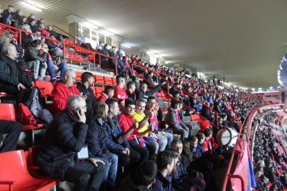 Imagen de los aficionados del Olot que se desplazaron al Nou Estadi, en la tribuna.