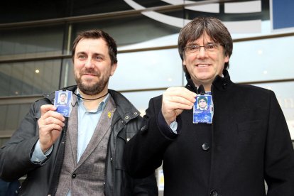 Carles Puigdemont i Toni Comín davant el Parlament Europeu a Brussel·les amb l'acreditació com a eurodiputats a la mà,