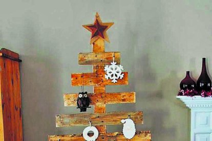 Un árbol de Navidad elaborado con cantos rodados de madera.