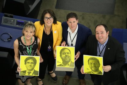 Els eurodiputats Martina Anderson, Matt Carthy, Diana Riba i Pernando Barrena ensenyant les fotos de Puigdemont, Junqueras i Comín.