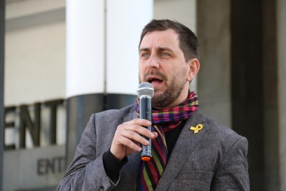 El exconseller de Salud, Toni Comín, durante su intervención en el acto de protesta de las ANC en Bruselas.