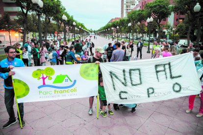 Una pancarta va presidir la concentració de veïns en el tram final de la Rambla President Macià.