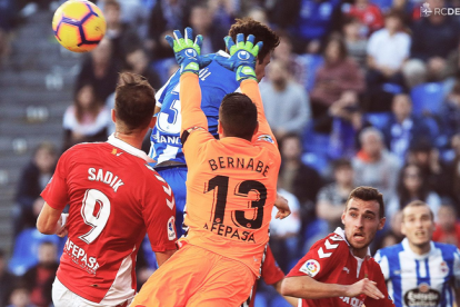 Bernabé Barragán realitza una intervenció durant el partit de dissabte a Riazor.