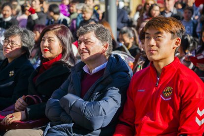 El jugador Bernard Sun y el presidente del Nàstic, Josep Maria Andreu, esta mañana en la plaza Corsini.