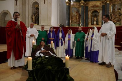 Plano general de los actores y miembros del coro en uno de los ensayos de la representación del Misteri de la Selva.