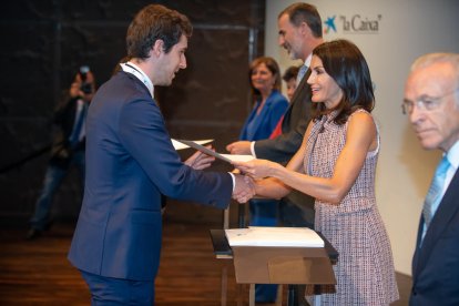 El reusenc Lluís Colomés Barbarà rebent la beca de mans de la reina