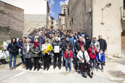 Los participantes en la celebración y el descubrimiento del monolito dedicado al 1 de Octubre.