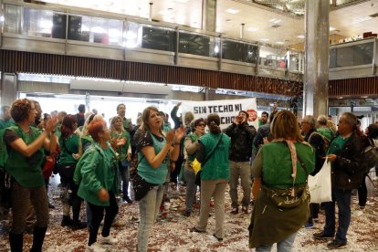 Activistas de la PAH en una protesta en la oficina de BBVA de la plaza Imperial Tarraco en el 2017.