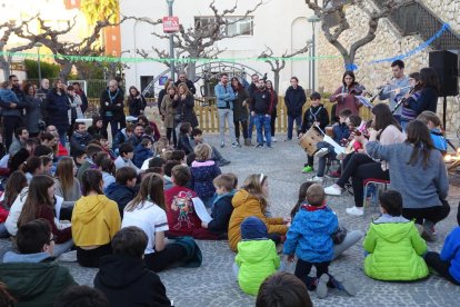 Actuación musical de los niños y los jefes durante la fiesta del 50º aniversario del sábado.