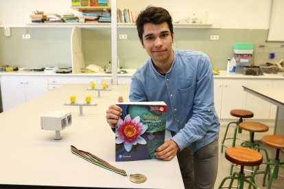 Abiel, en el laboratorio del instituto, con la medalla que ganó en las Olimpiadas de Biología.