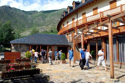 Pla general de l'entrada d'un dels restaurants del Resort del Pla de l'Ermita a Boí Taüll