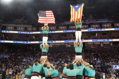 Els Castellers de Vilafranca actuant al Chase Center de San Francisco, la pista dels Golden State Warriors, on han fet dos pilars de 4 al centre de l'estadi i han desplegat una bandera nord-americana i una estelada.