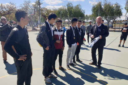 El alcalde de Reus, Carles Pellicer, entregando medallas a los participantes.