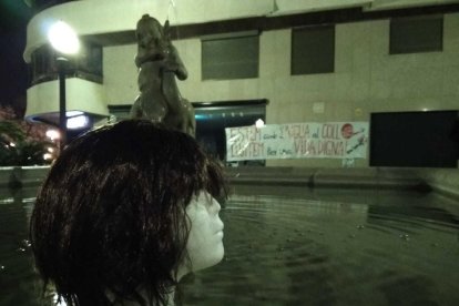 Imagen de la cabeza colocada en la fuente del paseo de las Palmeres.