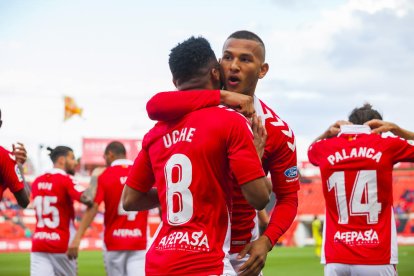 Uche y Luis Suárez celebran el gol del nigeriano.