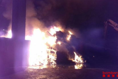 Imagen del incendio en Griñó Ecológico en Constantí.