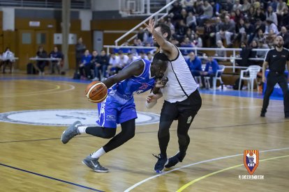 Pape Mbaye durante un partido con el CBT.